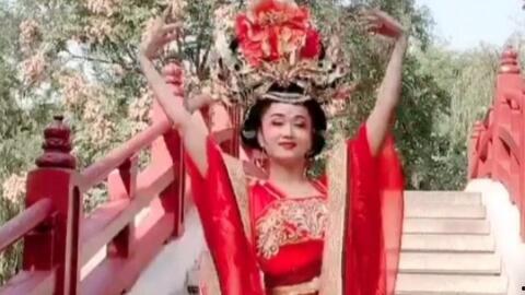 网红杨玉环成名视频播放,千年美女重现，网络热度飙升